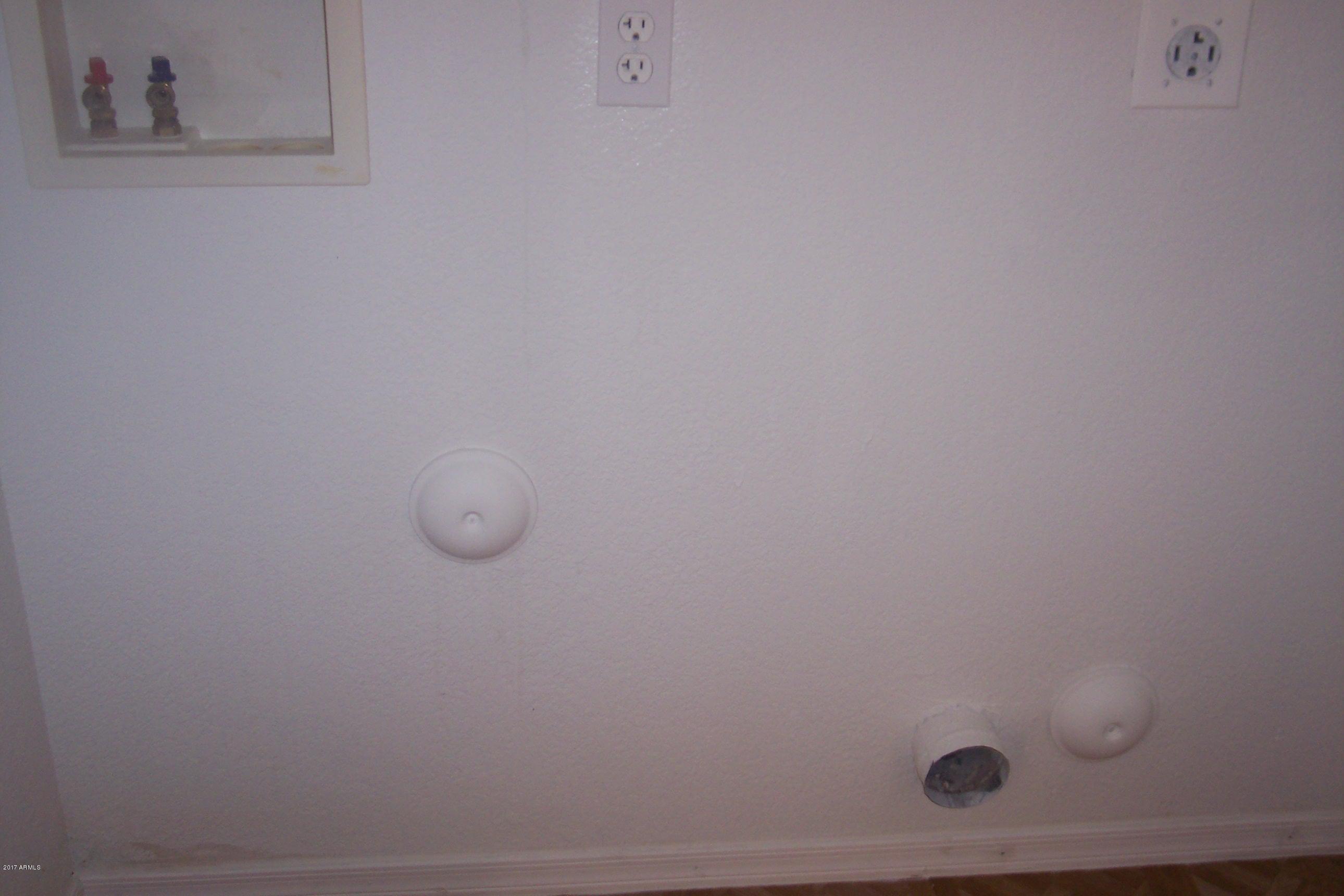 7120 West Zak Road Phoenix, AZ 85043 - Photo 5 of 10 a bathroom with a shower