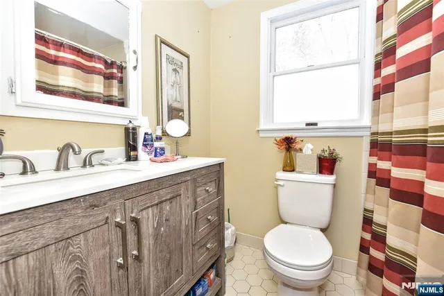 $800,000 | 260 West Allendale Avenue, Allendale, NJ 07401