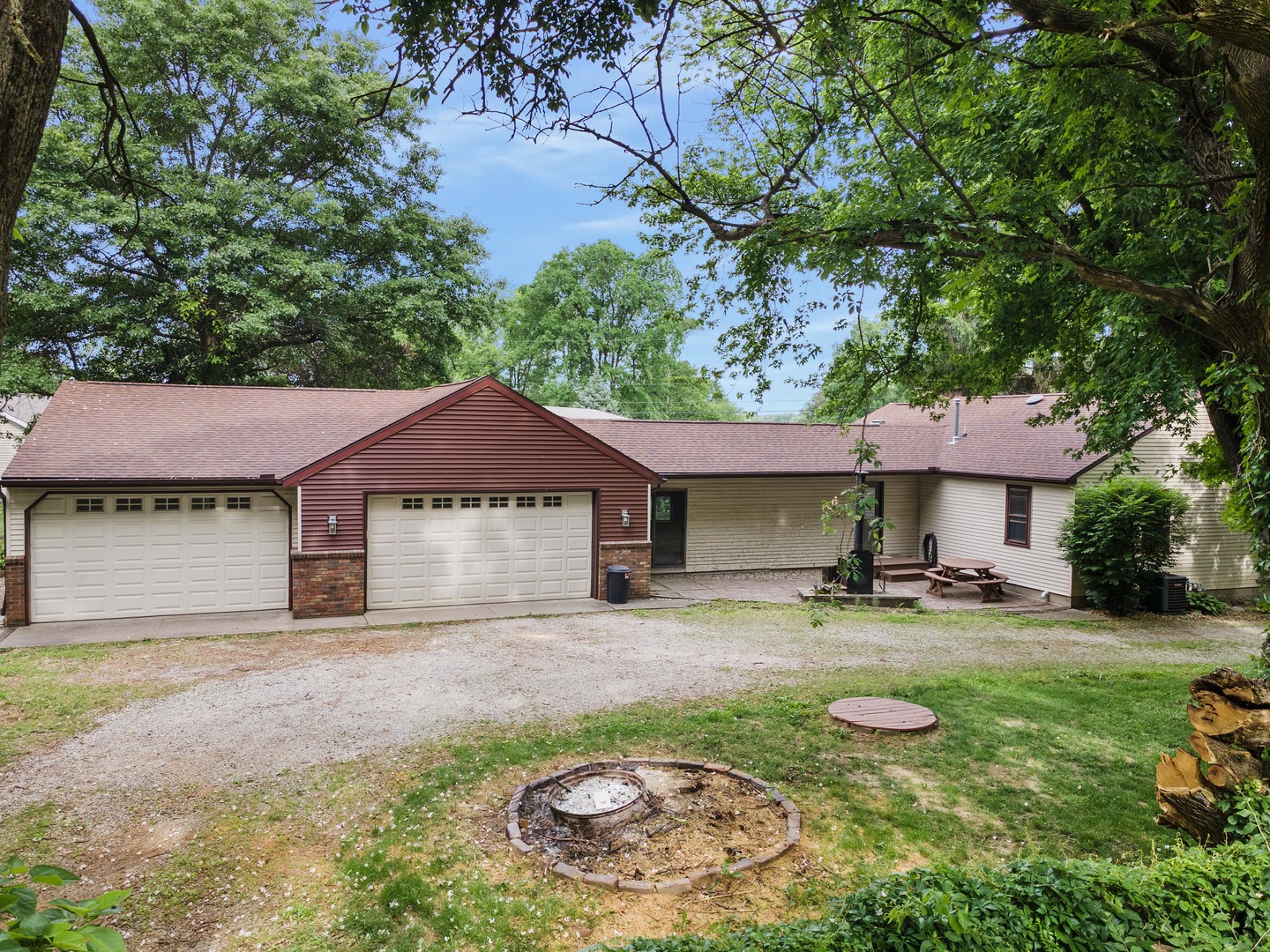 7308 West Lancaster Road Peoria, IL 61607 - Photo 54 of 55 a backyard of a house with table and chairs under an umbrella
