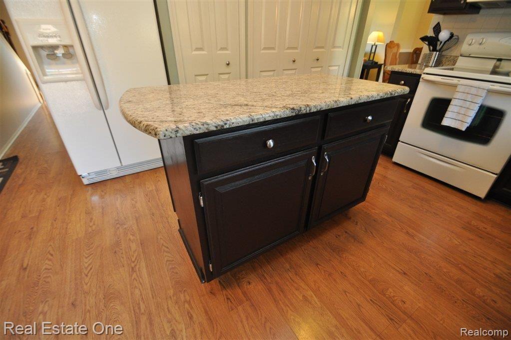 1649 Ridgecrest Rochester, MI 48306 - Photo 6 of 30 Center Island