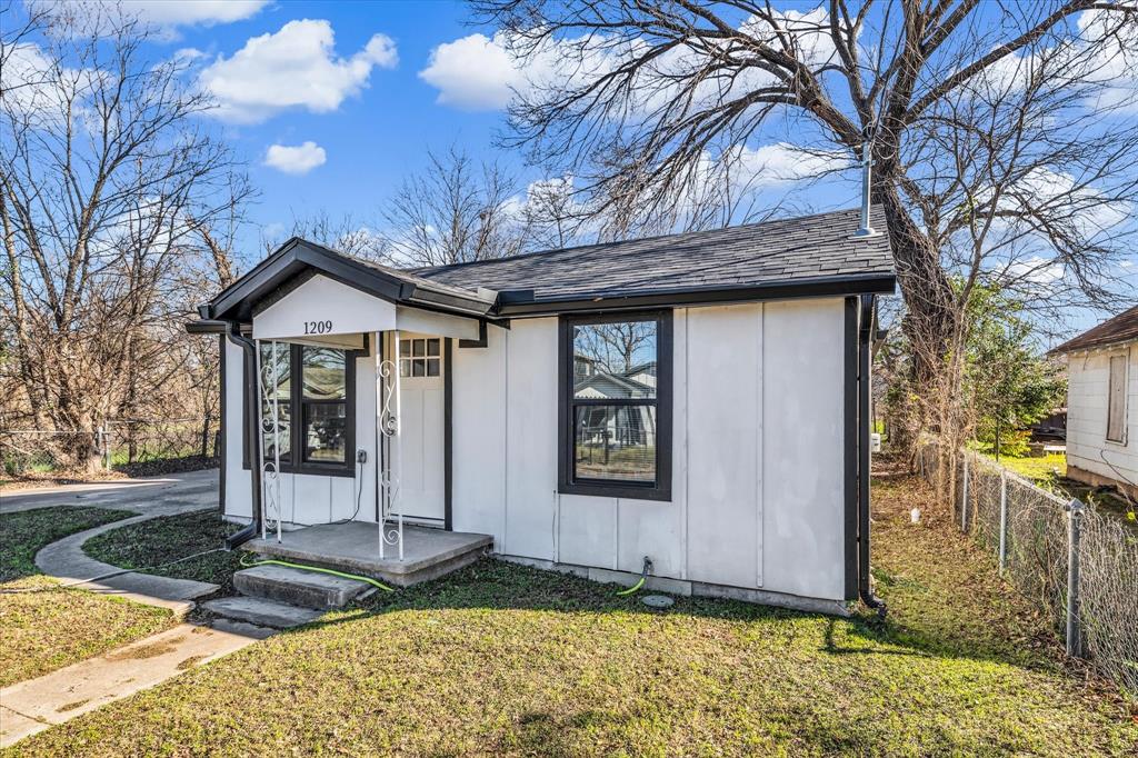 1209 Southey Street Waco, TX 76704 - Photo 2 of 21 Front Right Side