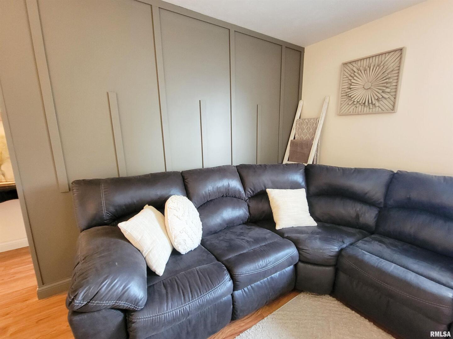 16 Stone Forge Pike Flora, IL 62839 - Photo 15 of 98 a living room with furniture and a couch