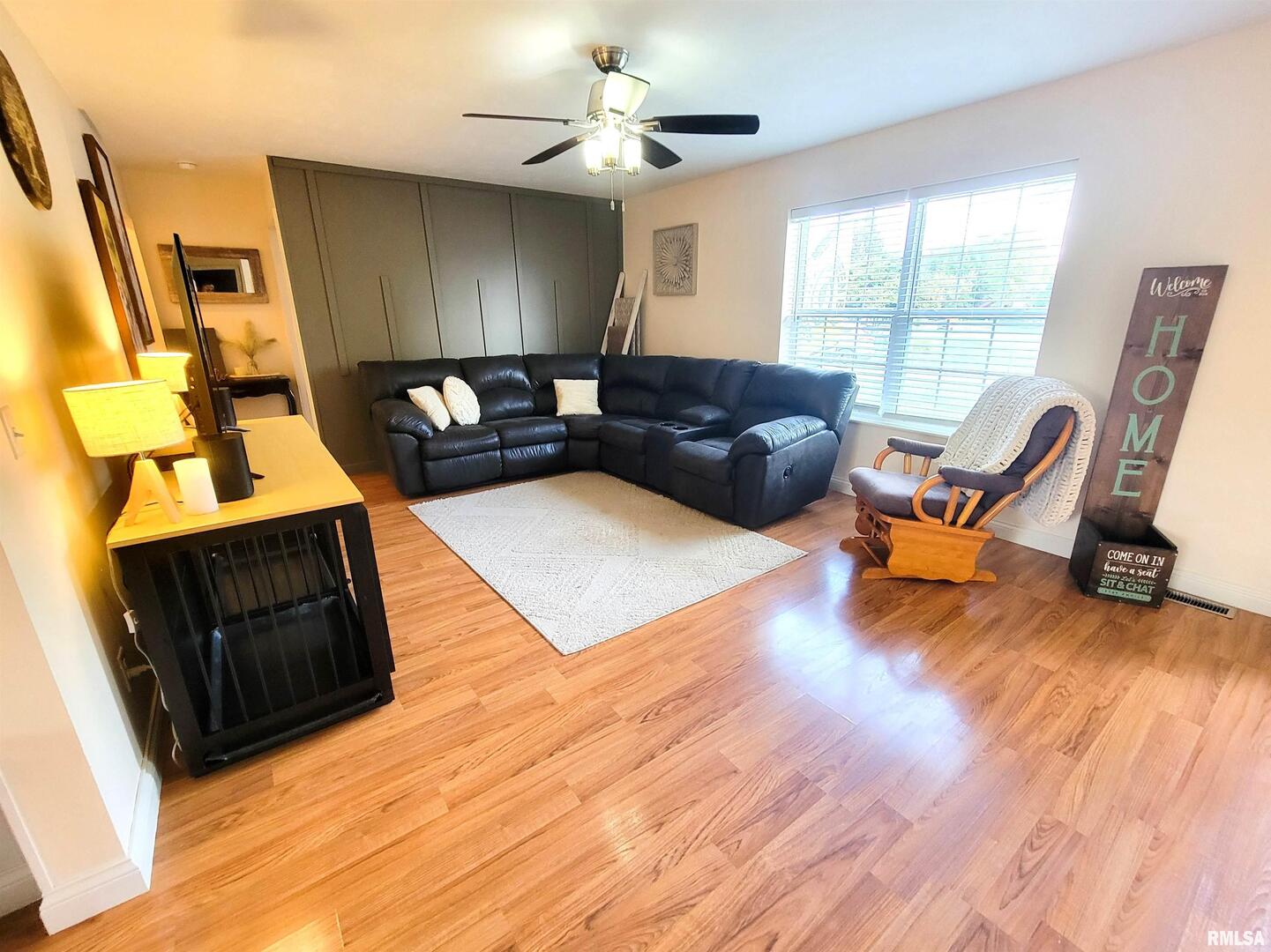 16 Stone Forge Pike Flora, IL 62839 - Photo 18 of 98 a living room with furniture and a wooden floor