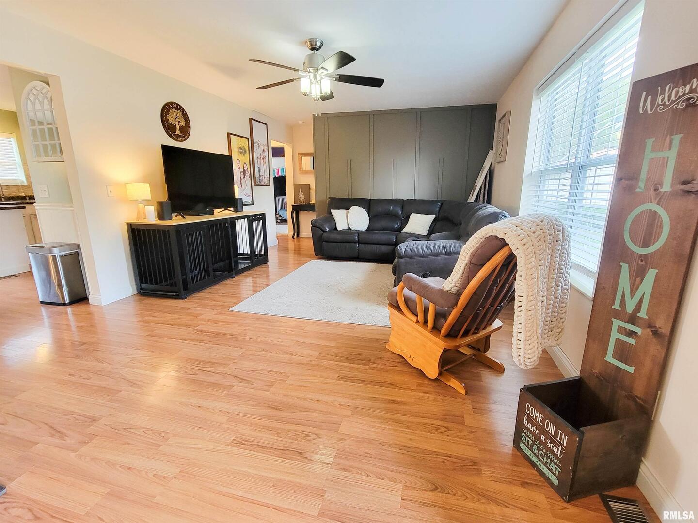 16 Stone Forge Pike Flora, IL 62839 - Photo 4 of 98 a living room with furniture and a flat screen tv