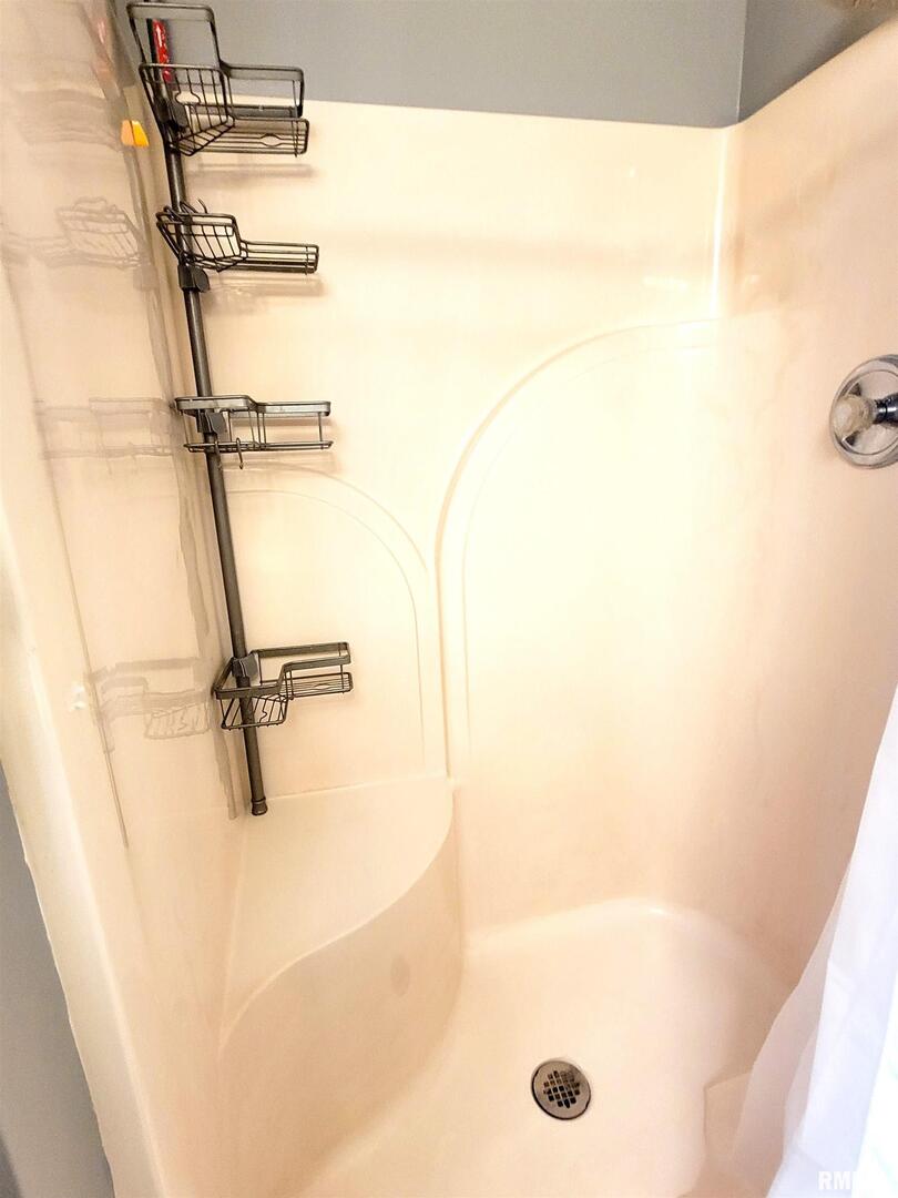 16 Stone Forge Pike Flora, IL 62839 - Photo 48 of 98 a bathroom with a shower