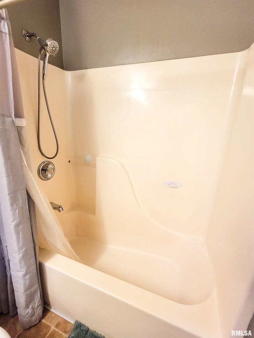 16 Stone Forge Pike Flora, IL 62839 - Photo 73 of 98 a bathroom with a bathtub and shower
