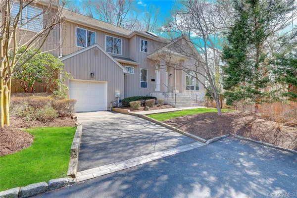 $850,000 | 26 Stone Gate Court, Smithtown, NY 11787