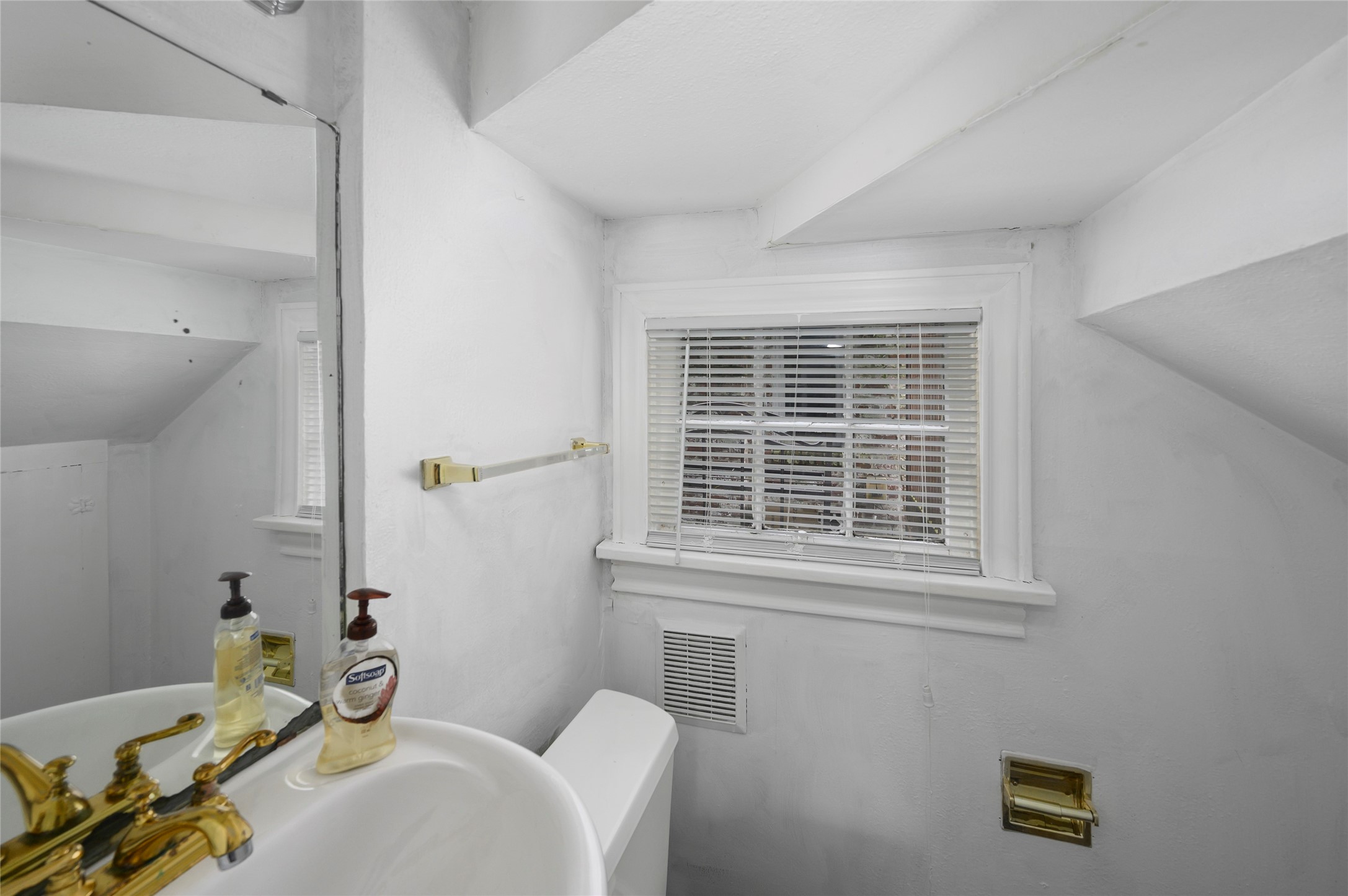 1955 Lexington Street Houston, TX 77098 - Photo 4 of 12 a bathroom with a sink and a bathtub