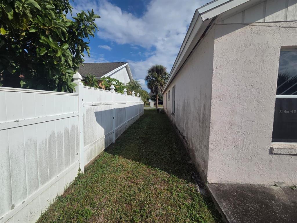 299 Indian Point Circle Kissimmee, FL 34746 - Photo 20 of 24 a view of a pathway of a house with wooden fence