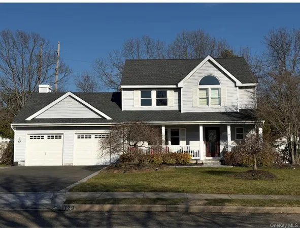 $749,999 | 129 Bishop Lane, Holbrook, NY 11741
