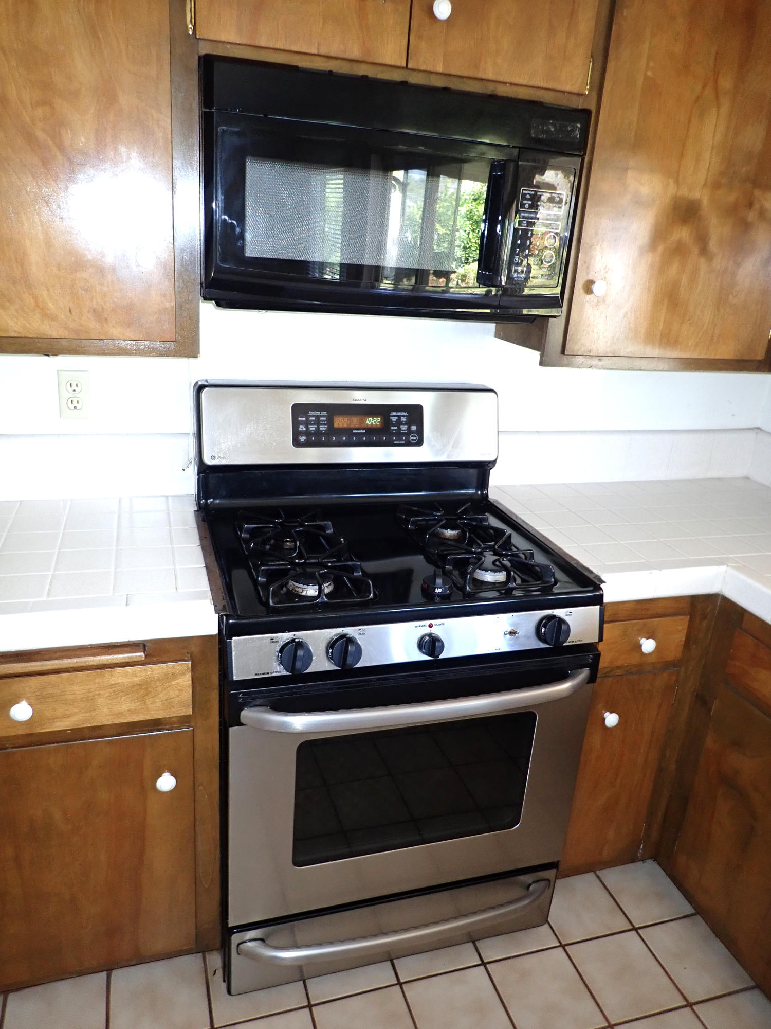 483 Reed Court Goleta, CA 93117 - Photo 14 of 37 a stove top oven sitting inside of a kitchen