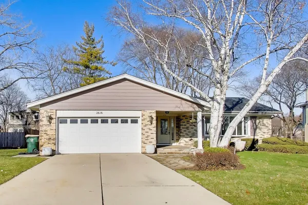 $3,400 | 2616 North Dryden Place, Arlington Heights, IL 60004