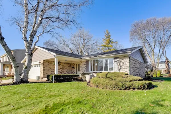 $3,400 | 2616 North Dryden Place, Arlington Heights, IL 60004