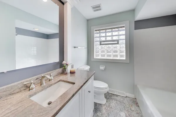 $3,400 | 2616 North Dryden Place, Arlington Heights, IL 60004