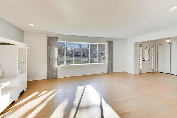 $3,400 | 2616 North Dryden Place, Arlington Heights, IL 60004