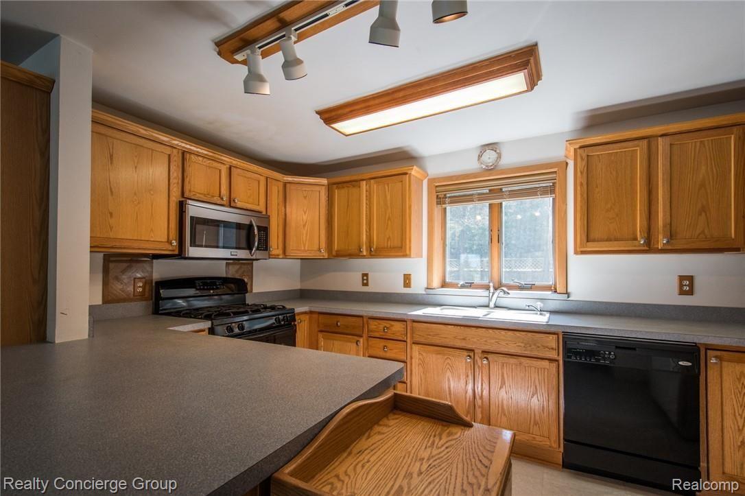 9004 River Valley Road Brighton, MI 48116 - Photo 3 of 34 River Valley-1.jpg