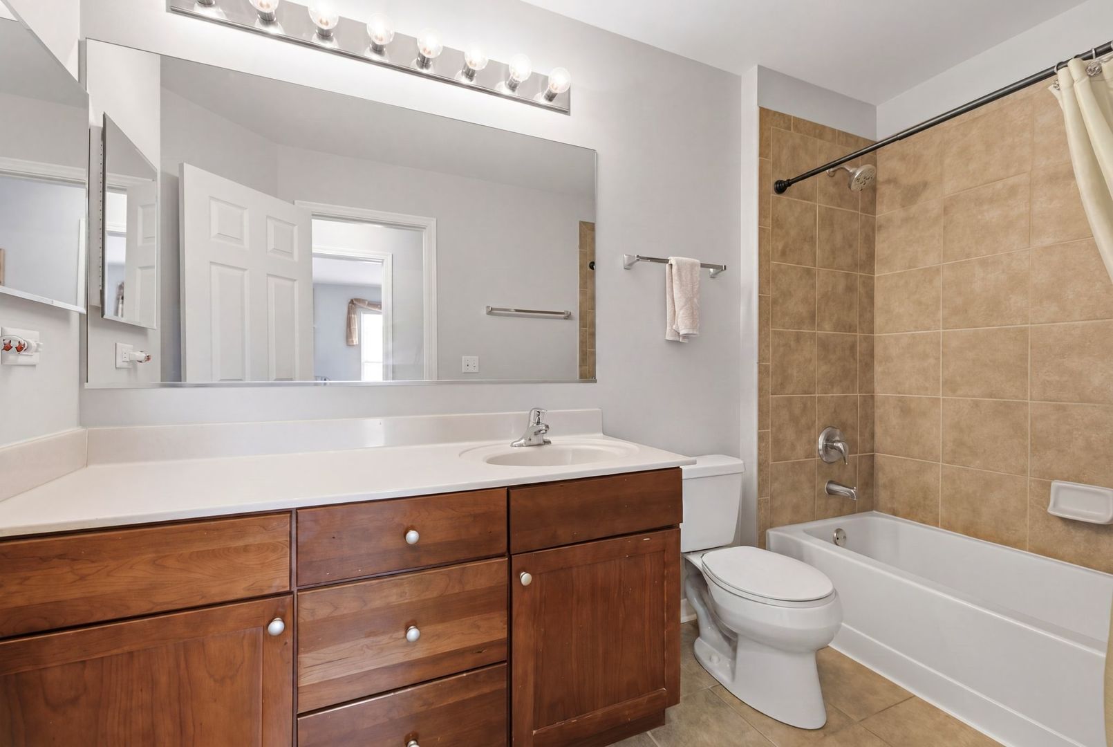 2915 Kelly Drive Elgin, IL 60124 - Photo 26 of 40 a bathroom with a toilet a sink a mirror a bathtub and vanity