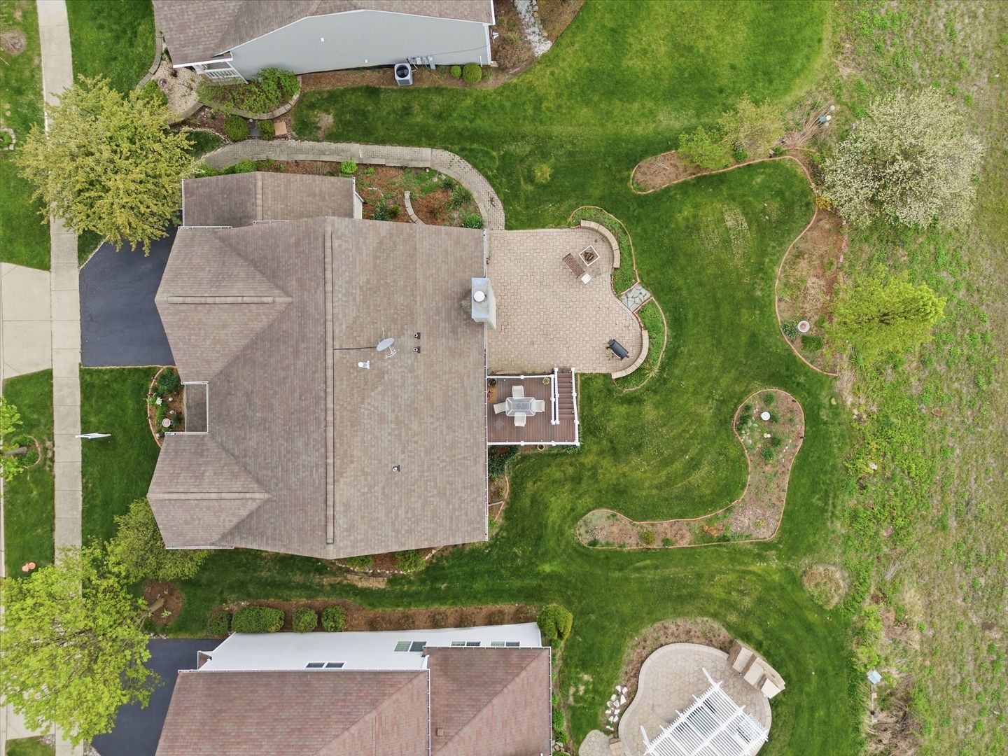 2915 Kelly Drive Elgin, IL 60124 - Photo 29 of 40 an aerial view of a house with a swimming pool outdoor seating and yard