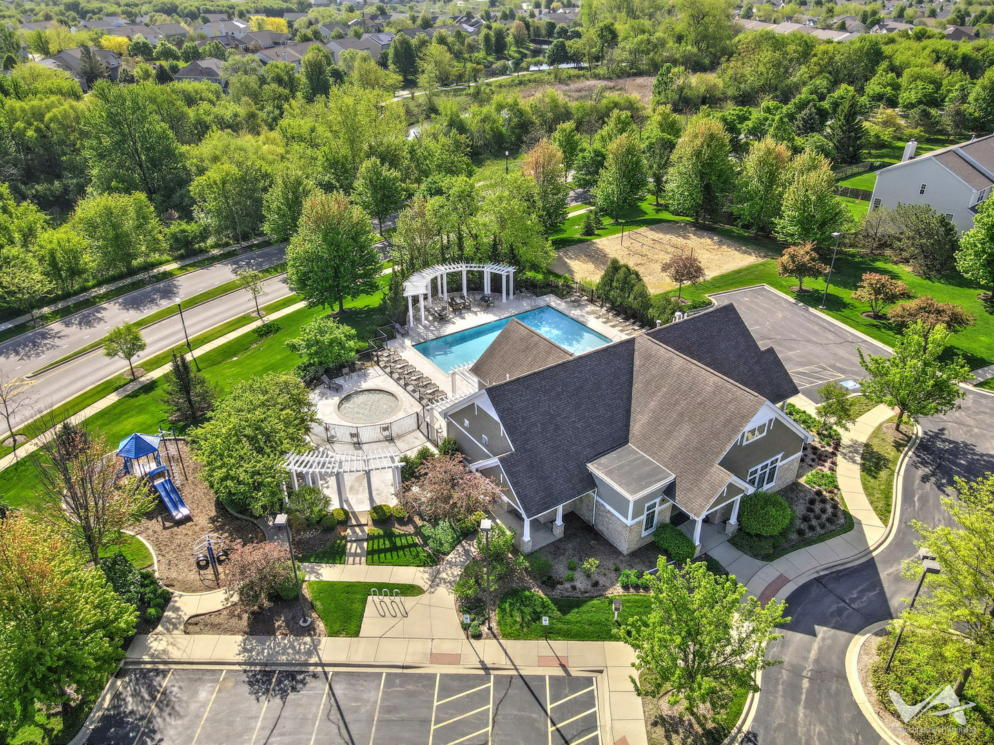 2915 Kelly Drive Elgin, IL 60124 - Photo 38 of 40 an aerial view of a house with a garden