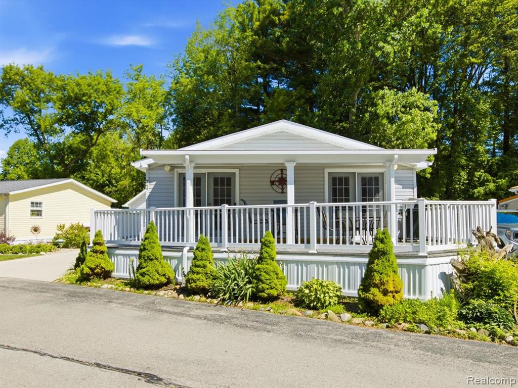 2545 Lakeshore Road Applegate, MI 48401 - Photo 11 of 41