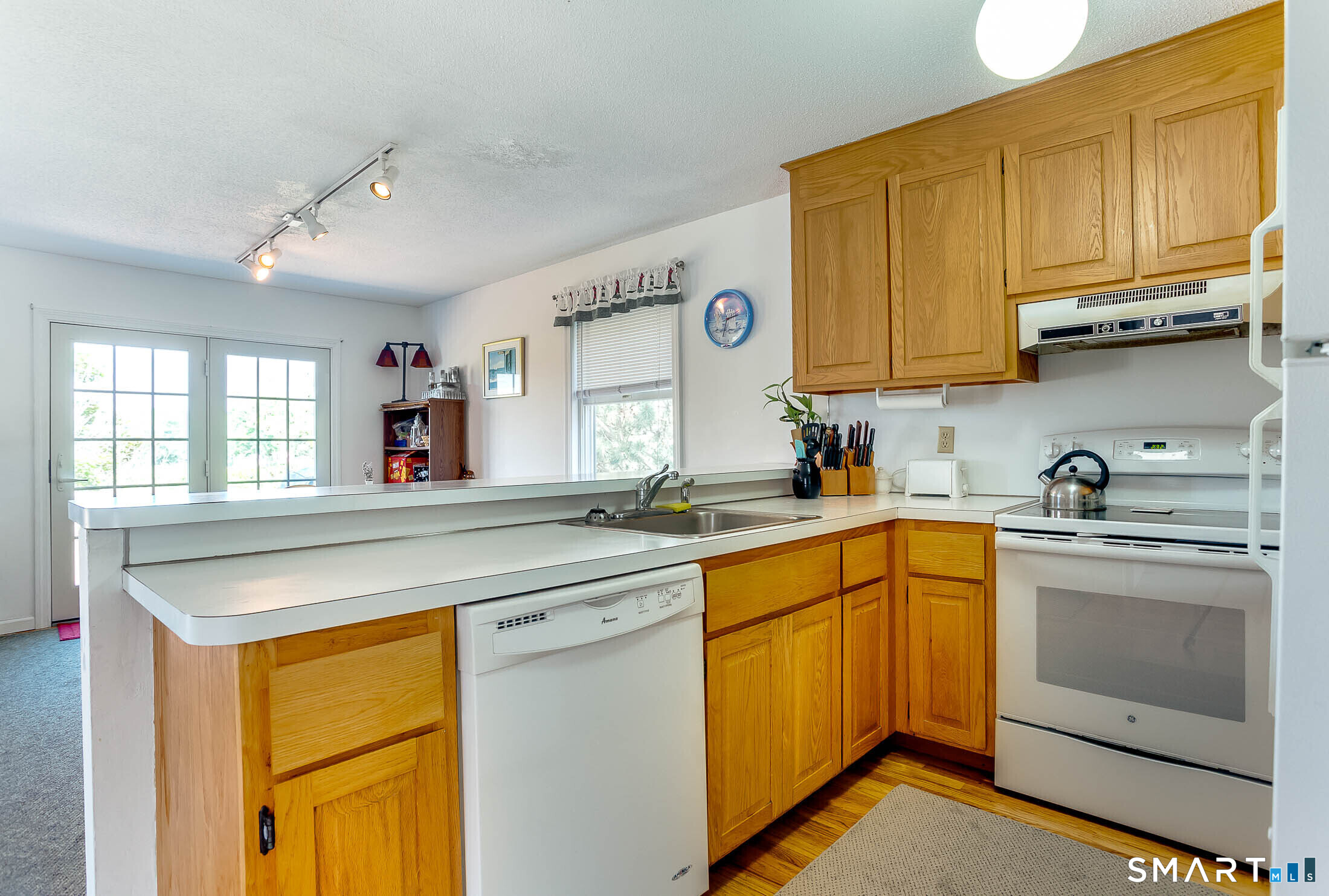18 Atlantic Avenue Groton, CT 06340 - Photo 3 of 33