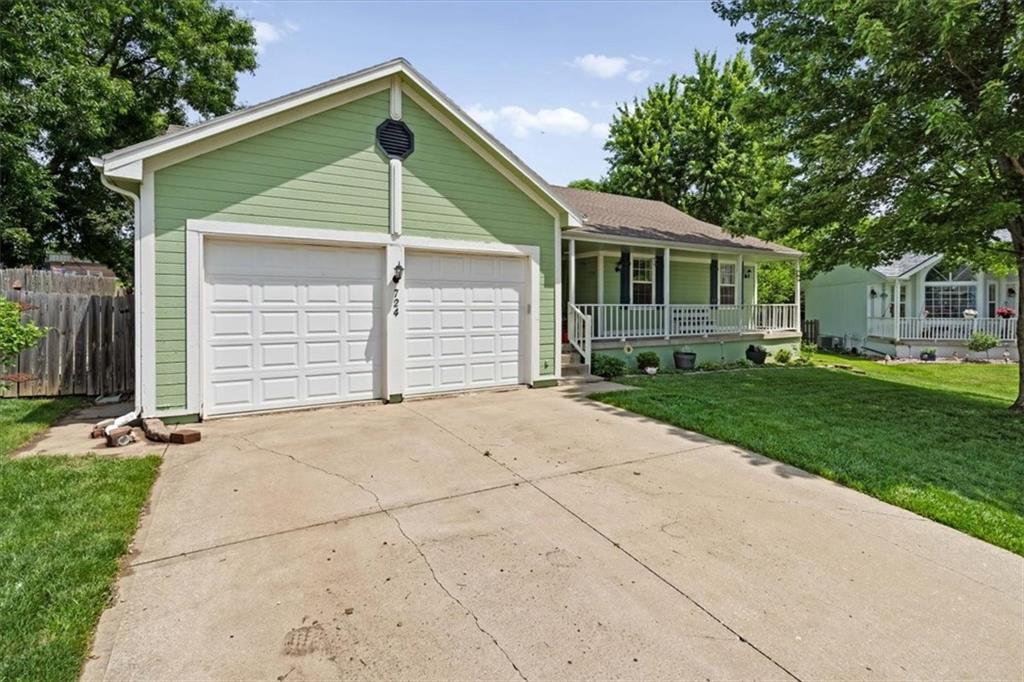 724 Northeast Hunters Ridge Lee's Summit, MO 64086 - Photo 2 of 35