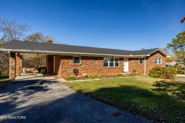 a view of a house with backyard and porch