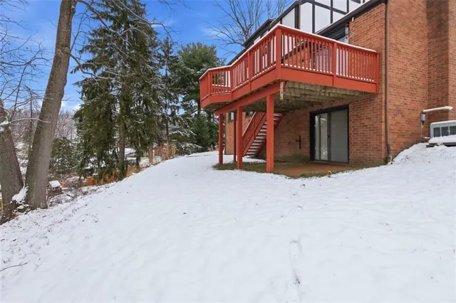 a sign that is sitting in the middle of a yard