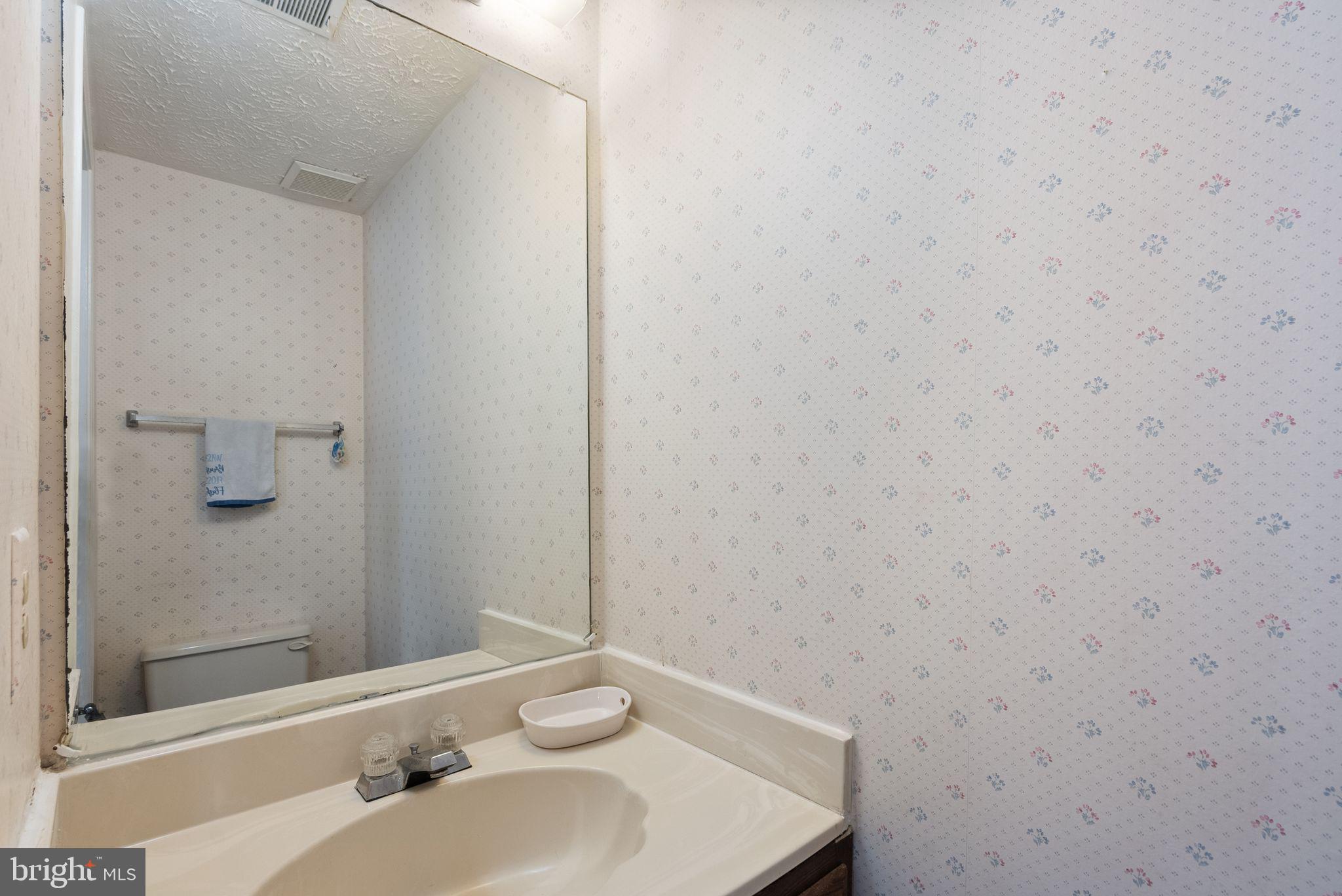 6951 Villa-Del-Rey Court Springfield, VA 22150 - Photo 19 of 35 Half Bath on the main level