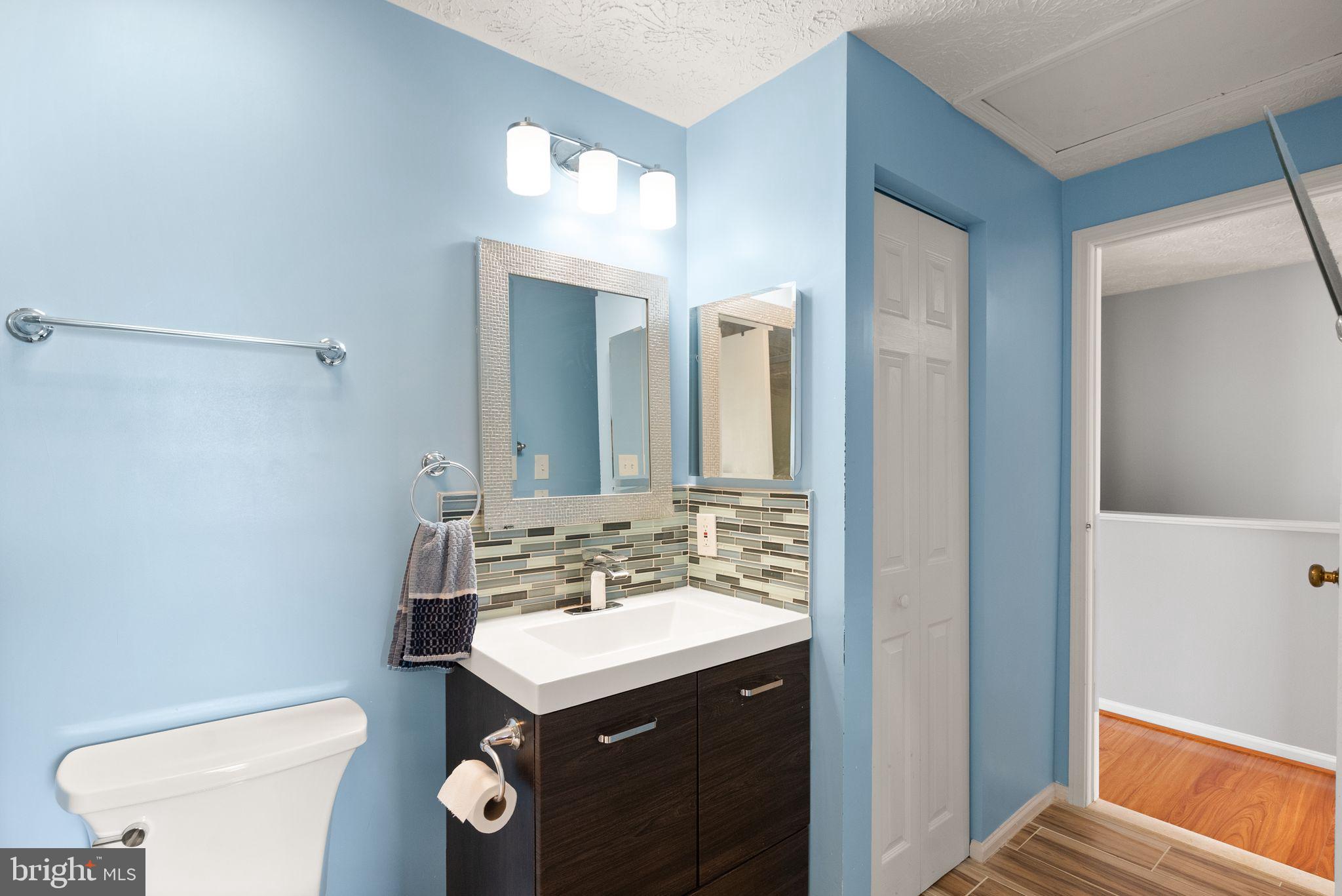 6951 Villa-Del-Rey Court Springfield, VA 22150 - Photo 25 of 35 Full Bath on the upper level