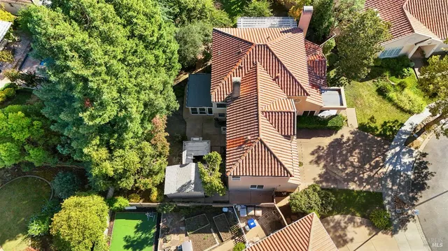 a view of a house with backyard