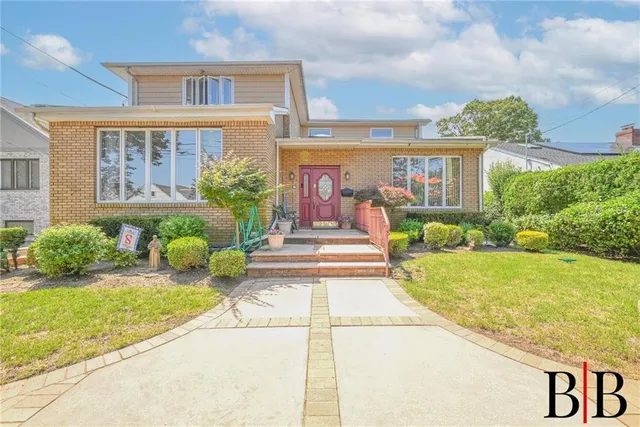 a view of a house with backyard and porch