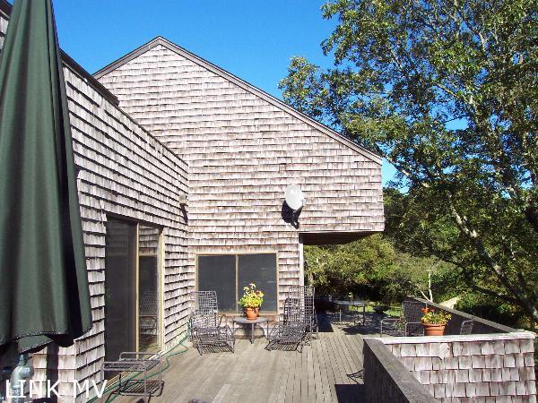 17 Wooton Bassett Road Chilmark, MA 02535 - Photo 7 of 14 http://d1qzqeyxiitrap.cloudfront.net/photos/17083/600/356bf36c.jpg
