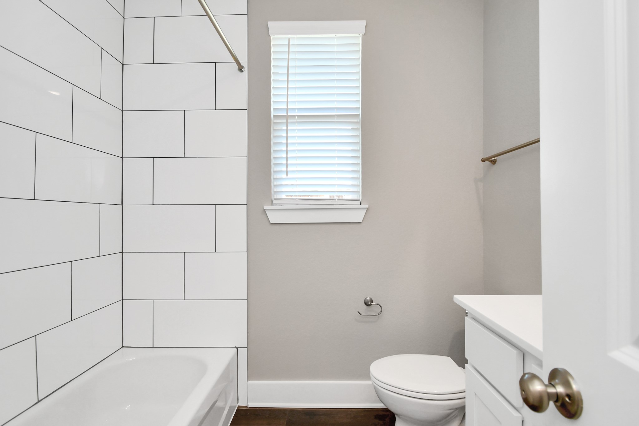 1234 Scarlet Crk Drive Rosharon, TX 77583 - Photo 11 of 21 The secondary bath features double sinks and a private lavatory and bath area.