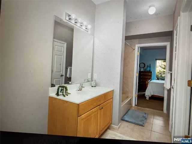 a en suite bathroom with a sink and a mirror