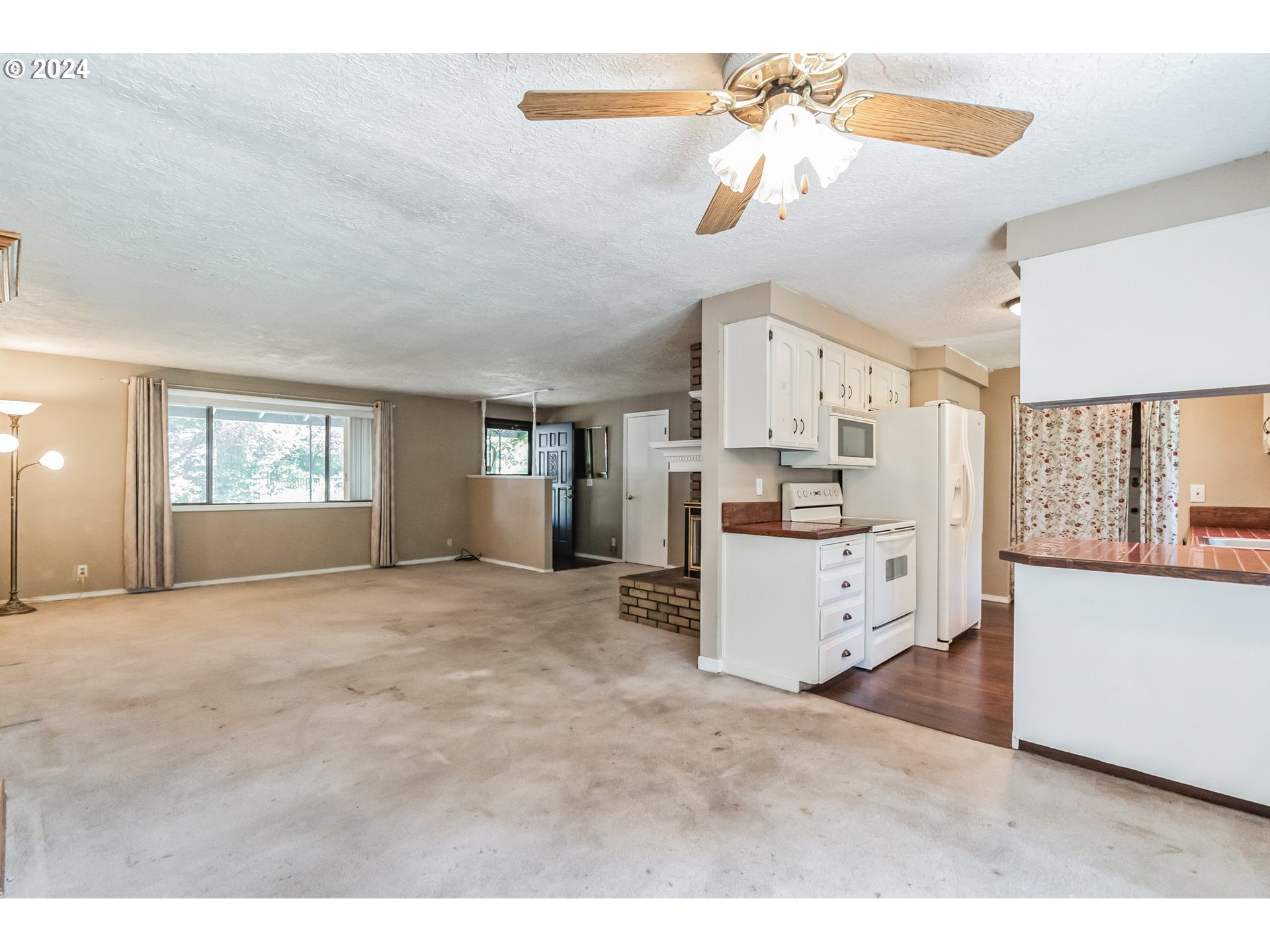 14200 South Caufield Road Oregon City, OR 97045 - Photo 11 of 35 Kitchen/Living Room