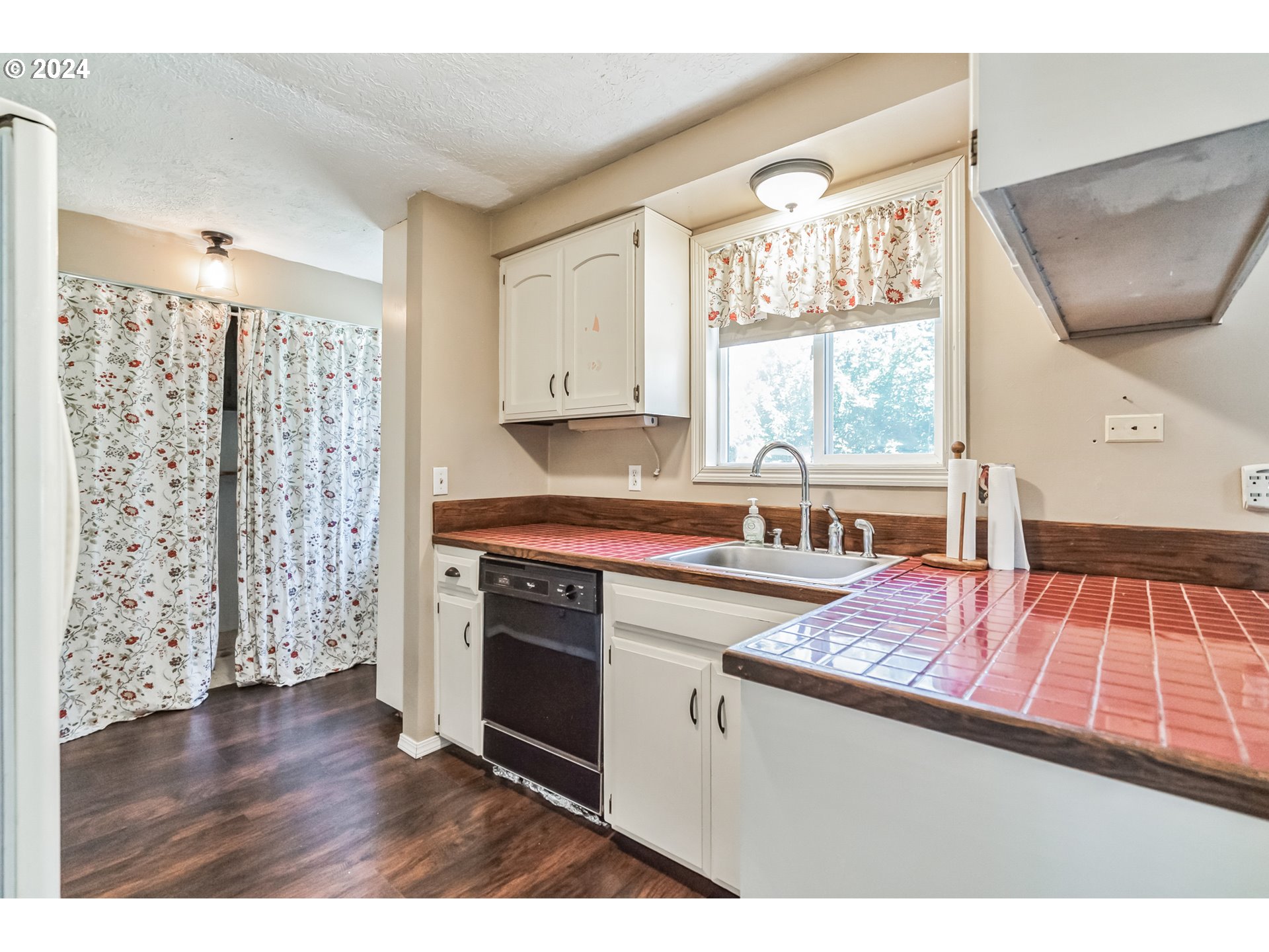 14200 South Caufield Road Oregon City, OR 97045 - Photo 13 of 35 Kitchen