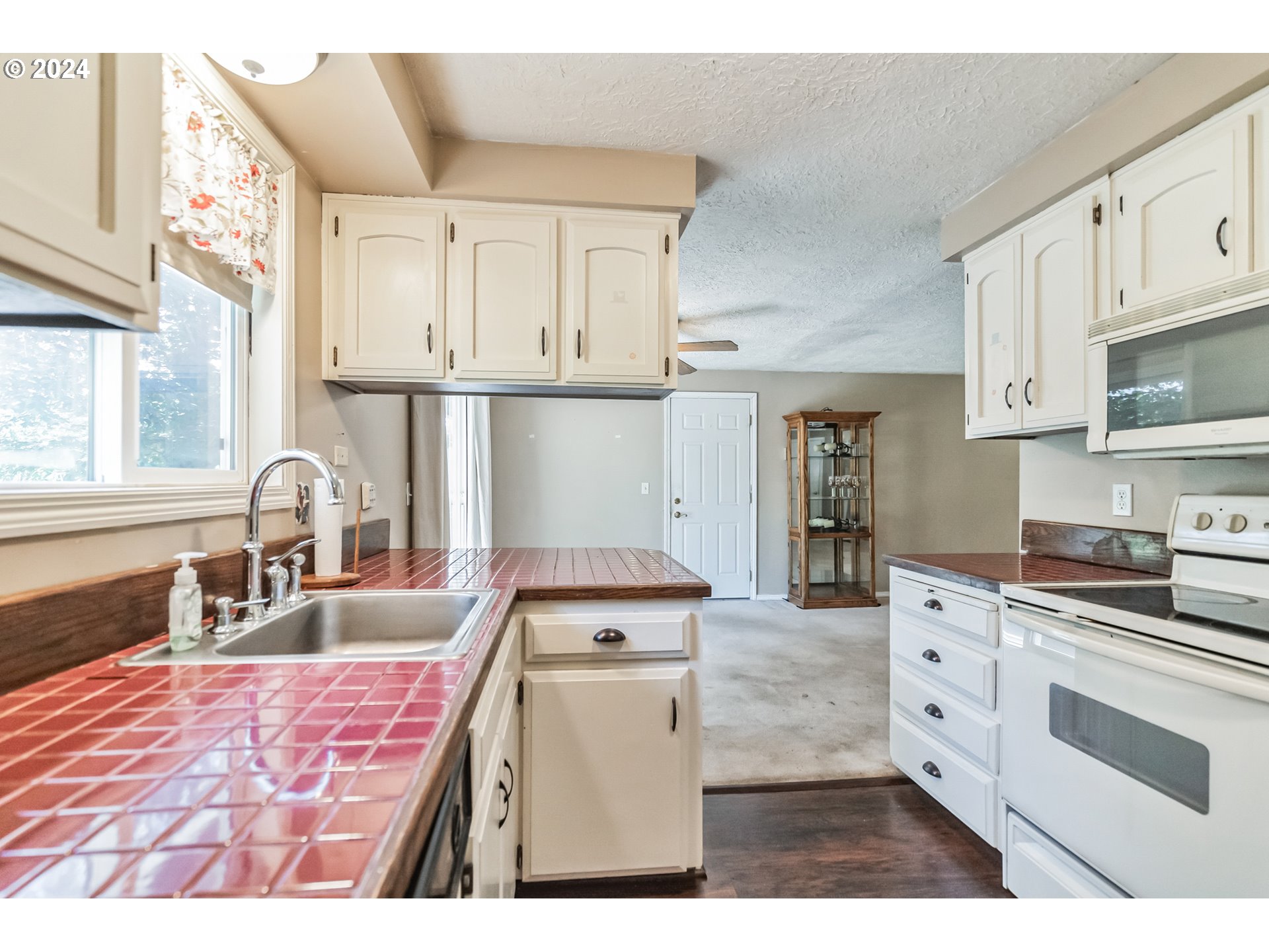 14200 South Caufield Road Oregon City, OR 97045 - Photo 14 of 35 Kitchen