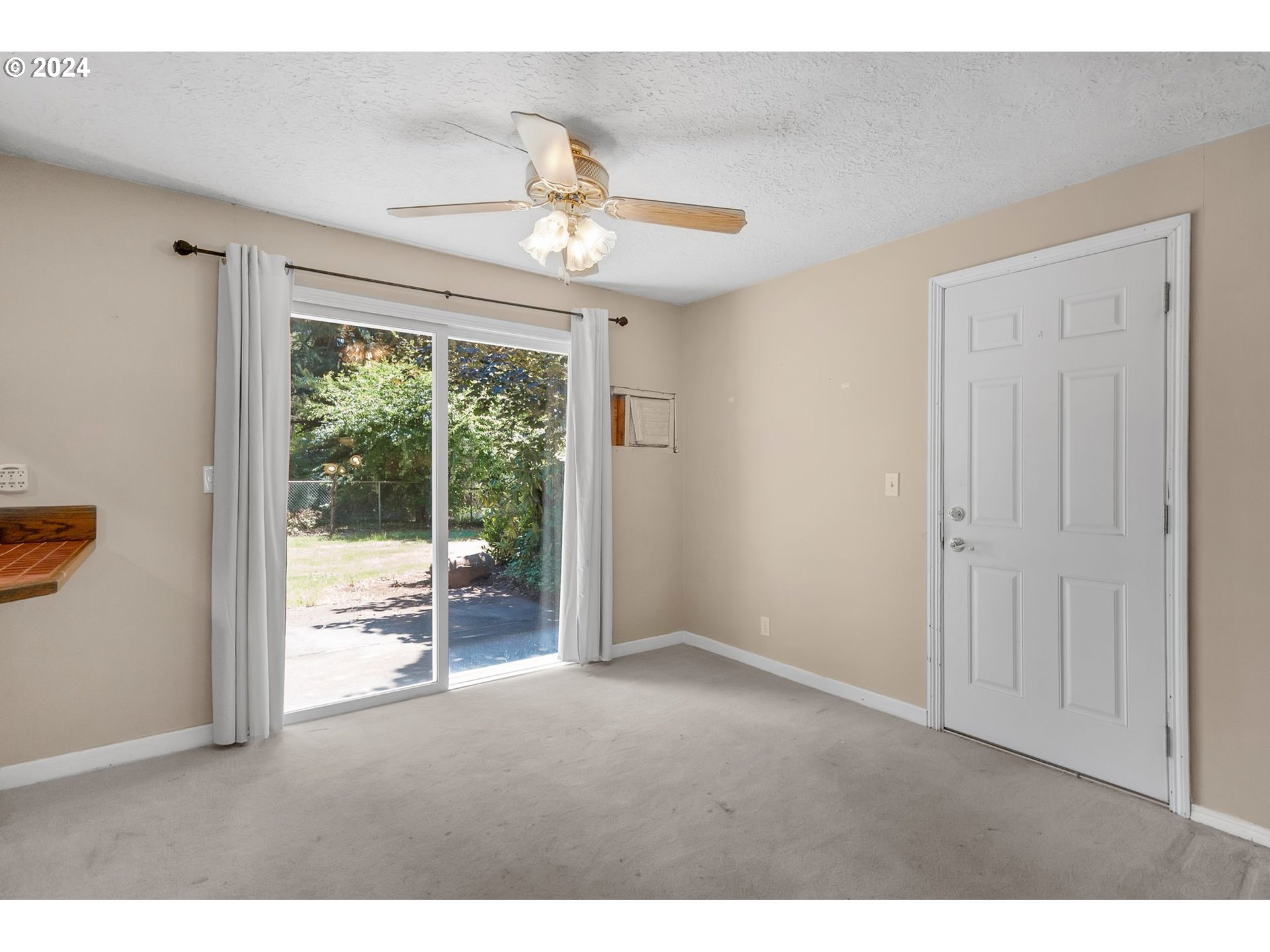 14200 South Caufield Road Oregon City, OR 97045 - Photo 16 of 35 Dining Room