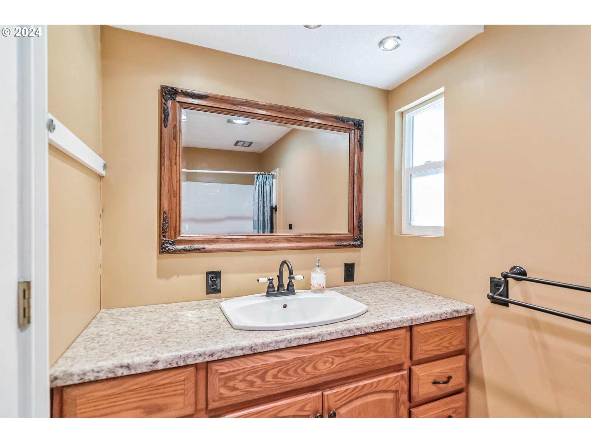 14200 South Caufield Road Oregon City, OR 97045 - Photo 18 of 35 Attached Bathroom #1