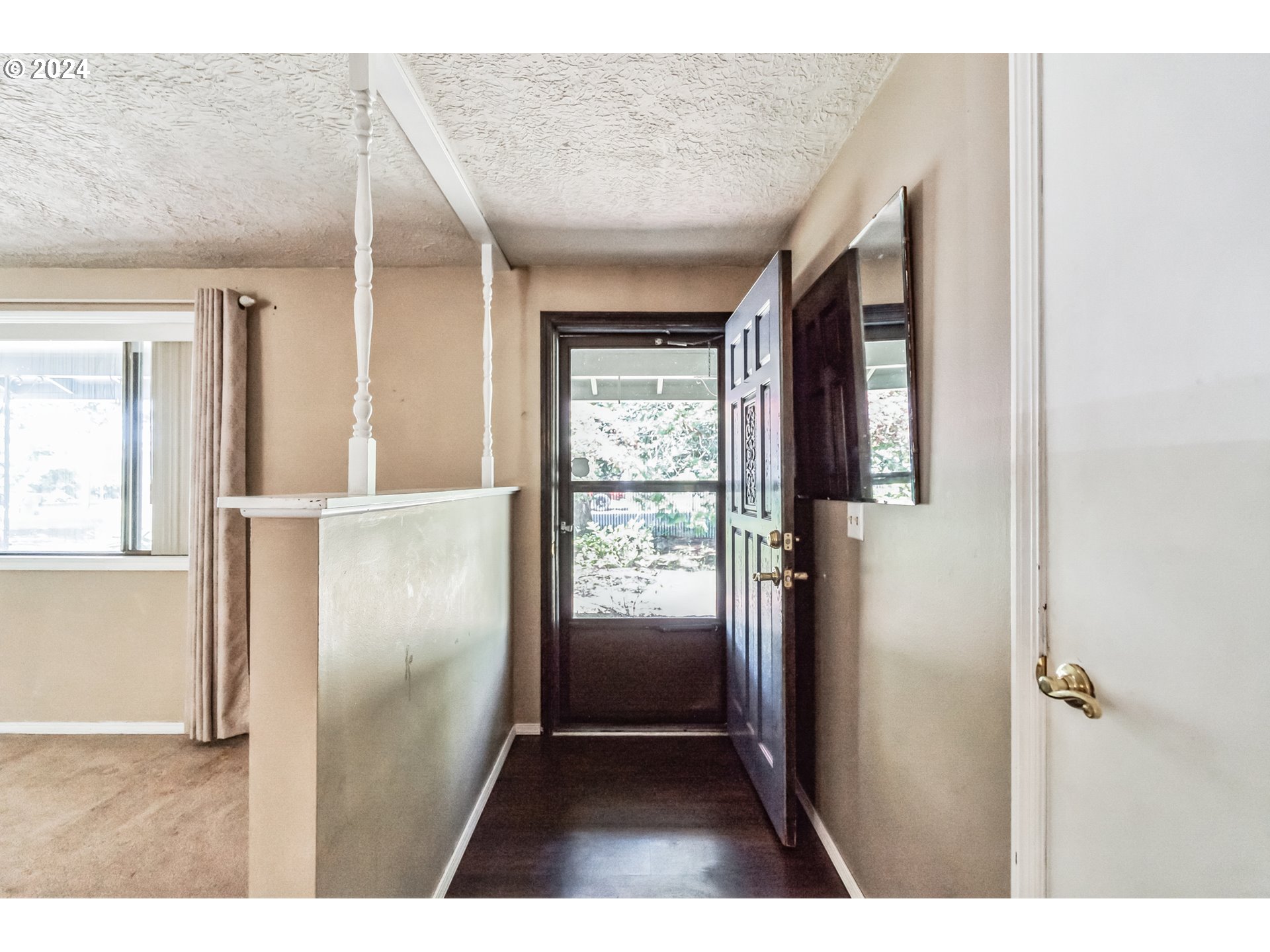 14200 South Caufield Road Oregon City, OR 97045 - Photo 3 of 35 Entrance/Foyer