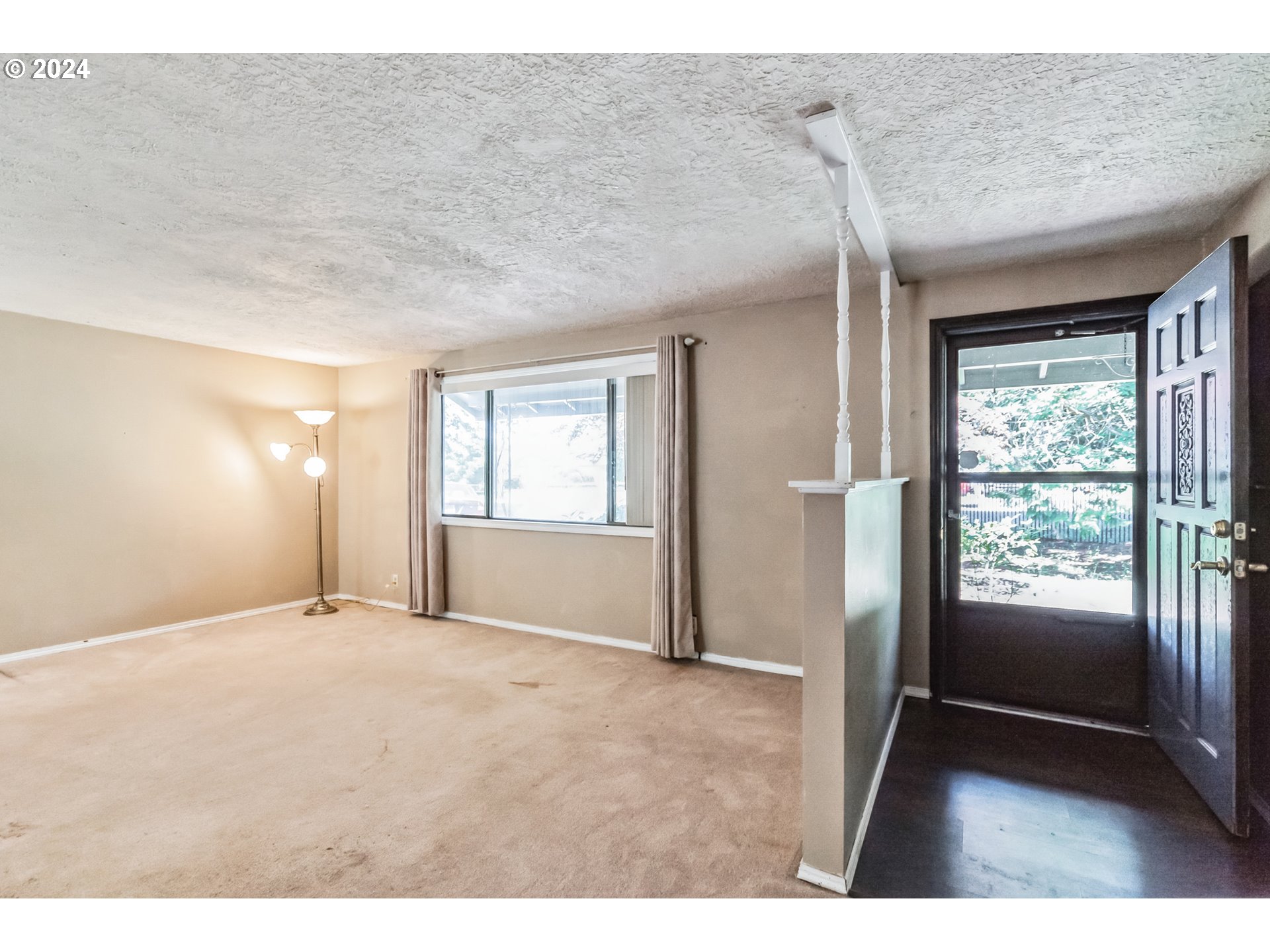 14200 South Caufield Road Oregon City, OR 97045 - Photo 4 of 35 Living Room/Entrance