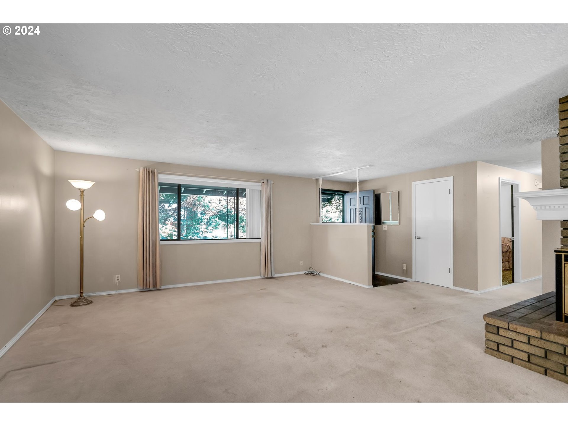 14200 South Caufield Road Oregon City, OR 97045 - Photo 5 of 35 Living Room