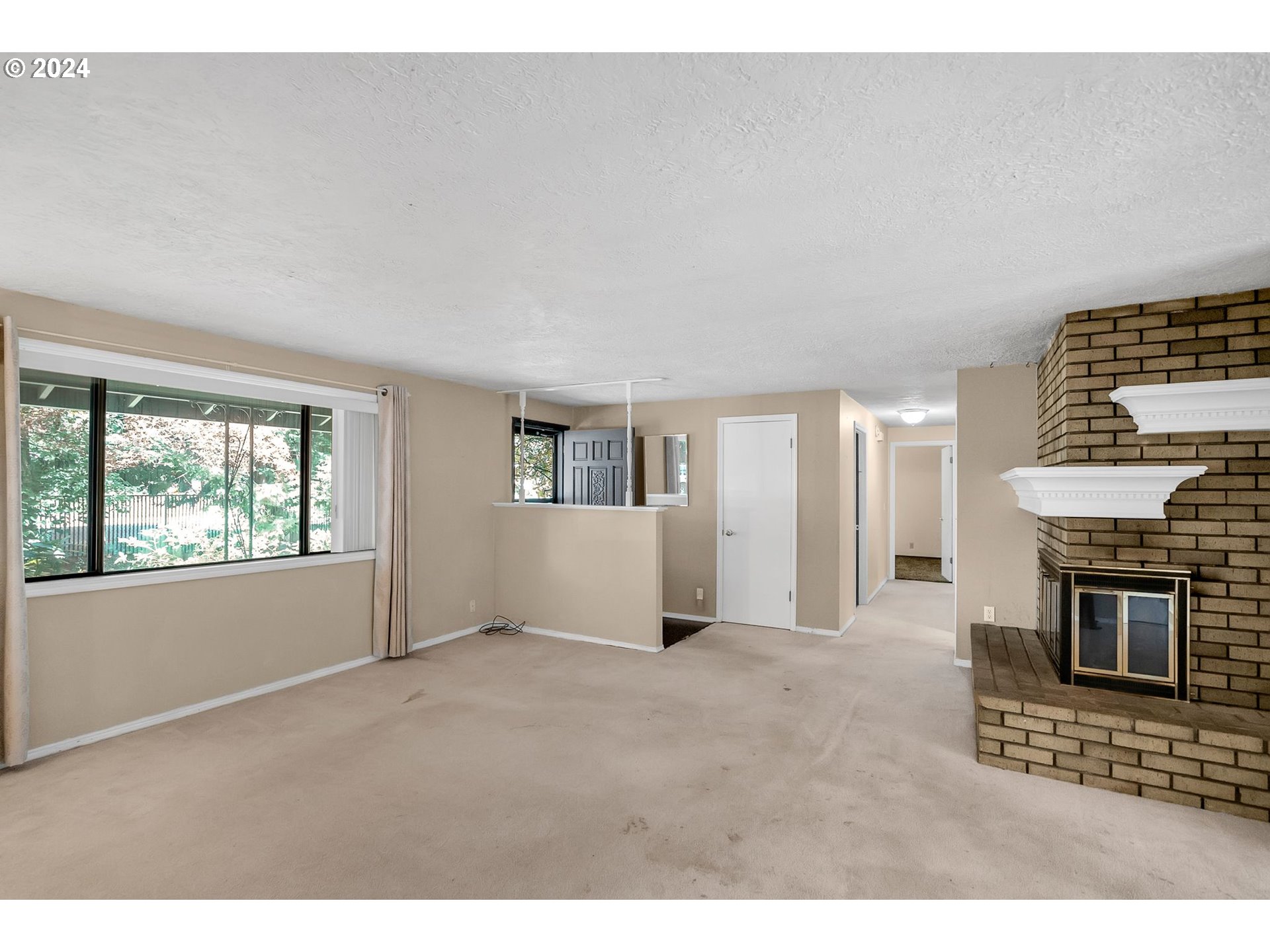 14200 South Caufield Road Oregon City, OR 97045 - Photo 6 of 35 Living Room