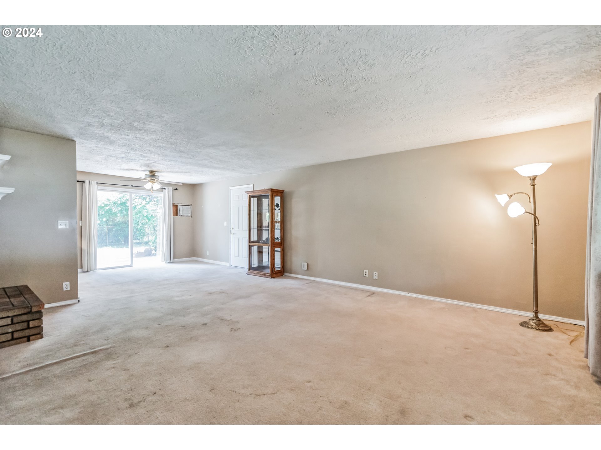 14200 South Caufield Road Oregon City, OR 97045 - Photo 8 of 35 Living Room