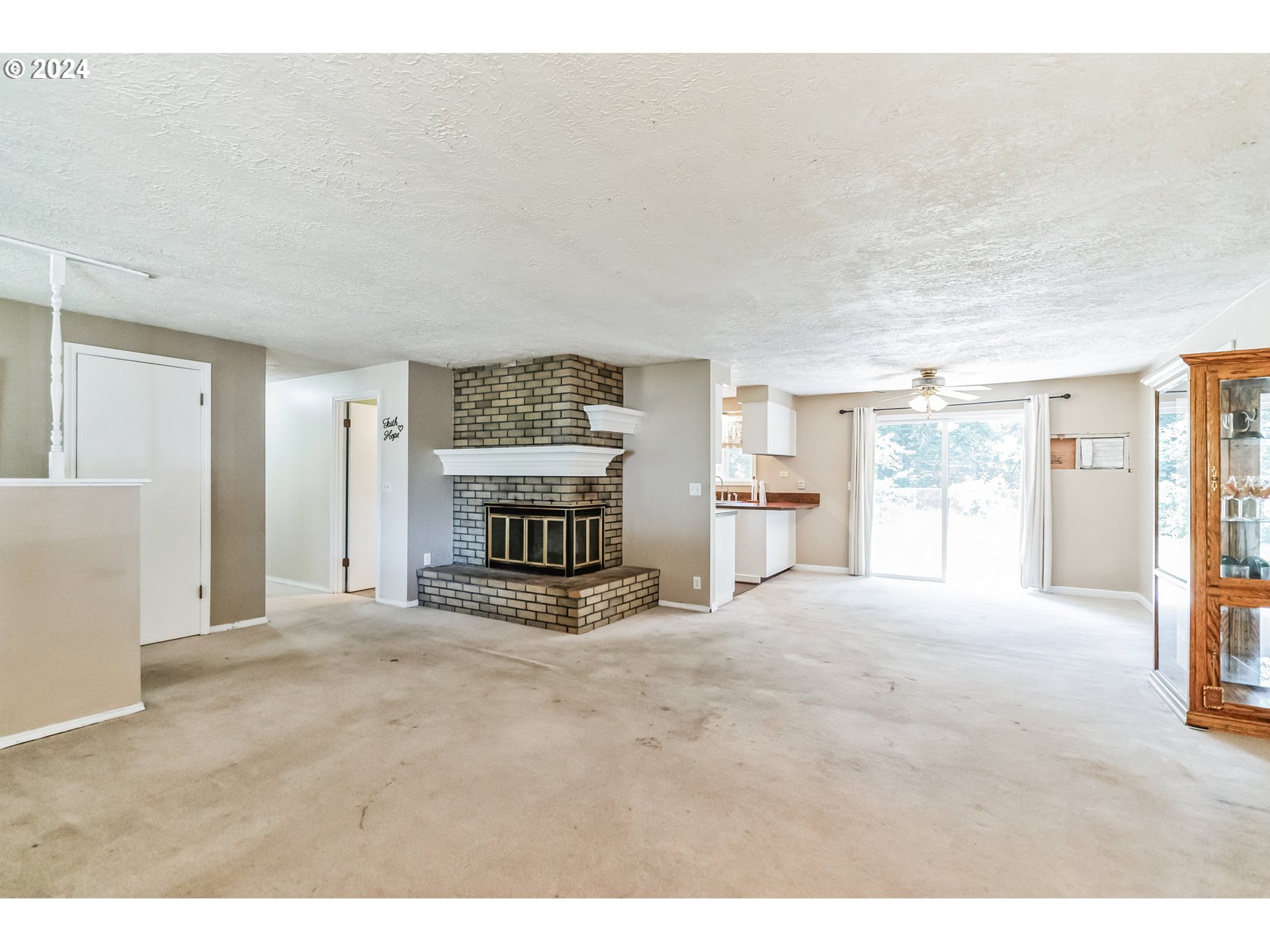 14200 South Caufield Road Oregon City, OR 97045 - Photo 9 of 35 Living Room/Dining Room