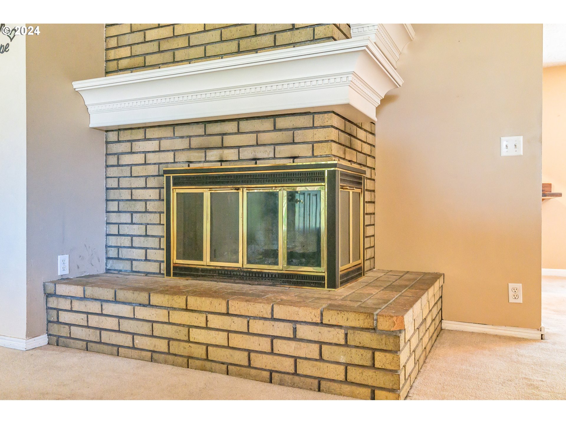 14200 South Caufield Road Oregon City, OR 97045 - Photo 10 of 35 Fireplace
