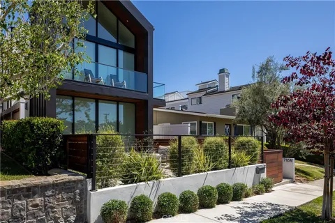 $3,200,000 | 716 1/2 Orchid Avenue, Corona del Mar, CA 92625