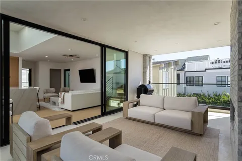 $3,200,000 | 716 1/2 Orchid Avenue, Corona del Mar, CA 92625