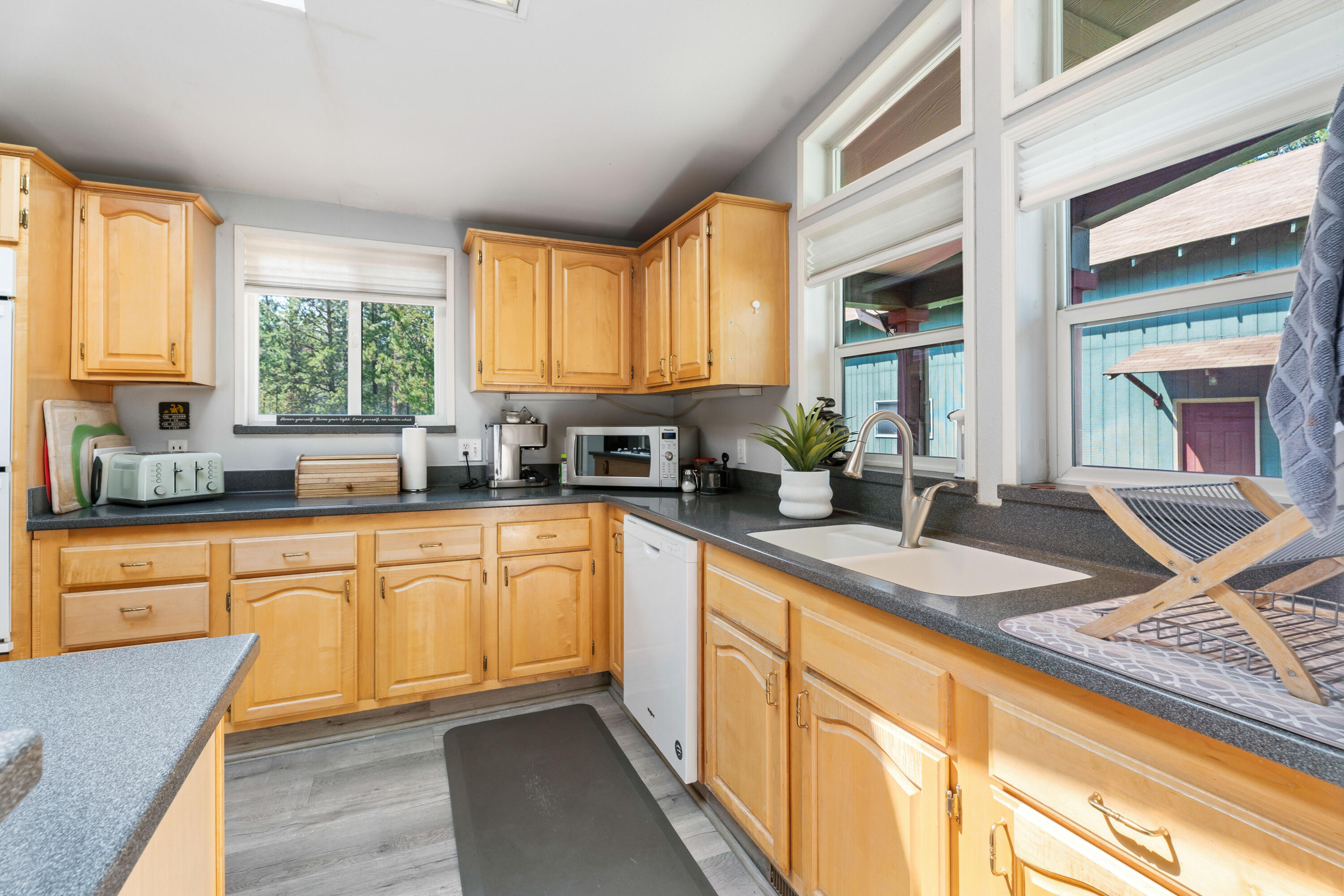 55105 Jackpine Way Bend, OR 97707 - Photo 21 of 89 52-Kitchen
